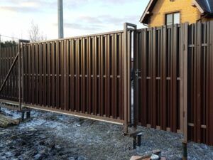 Откатные ворота на винтовых сваях с евроштакетником